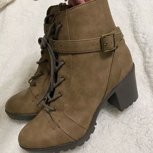 Report women’s booties size 11 NWT